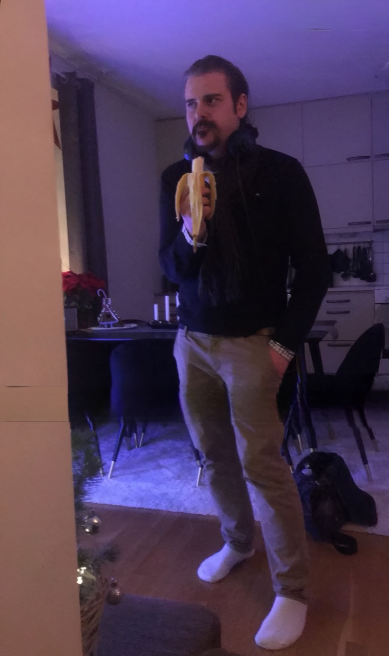 Simon Falk at home